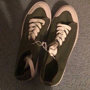 Canvas shoes